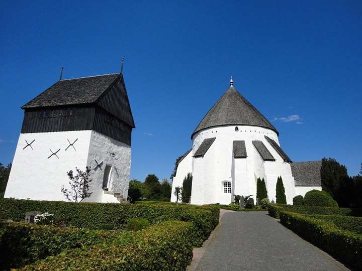 HILLERØD - Kalkmalerier, kirker og guldgubber på Bornholm