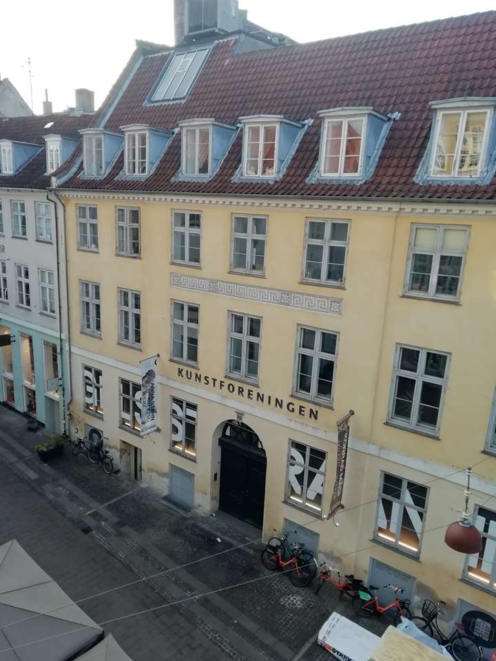 Ti aktuelle kunstværker i kontekst (A)