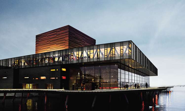 Kom med i teatret